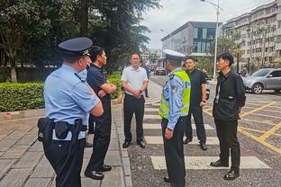 电讯报：蓝军球员担心球迷们的嘘声，并同情斯特林的遭遇